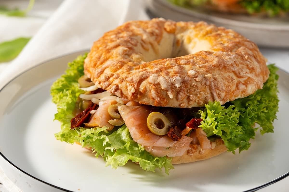 Krakowski bajgiel jako świetny pomysł na drugie śniadanie – z czym można go zjeść?